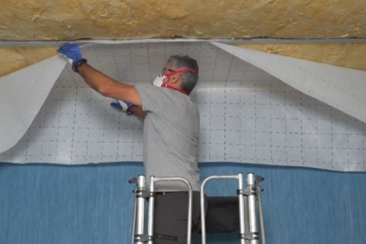 Le point technique du mois : la jonction entre l&rsquo;isolation des murs et d&rsquo;un plafond suspendu
